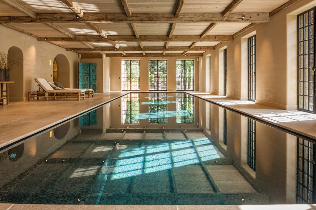 Klassiek binnenzwembad met warme materialen en landelijke architectuur
