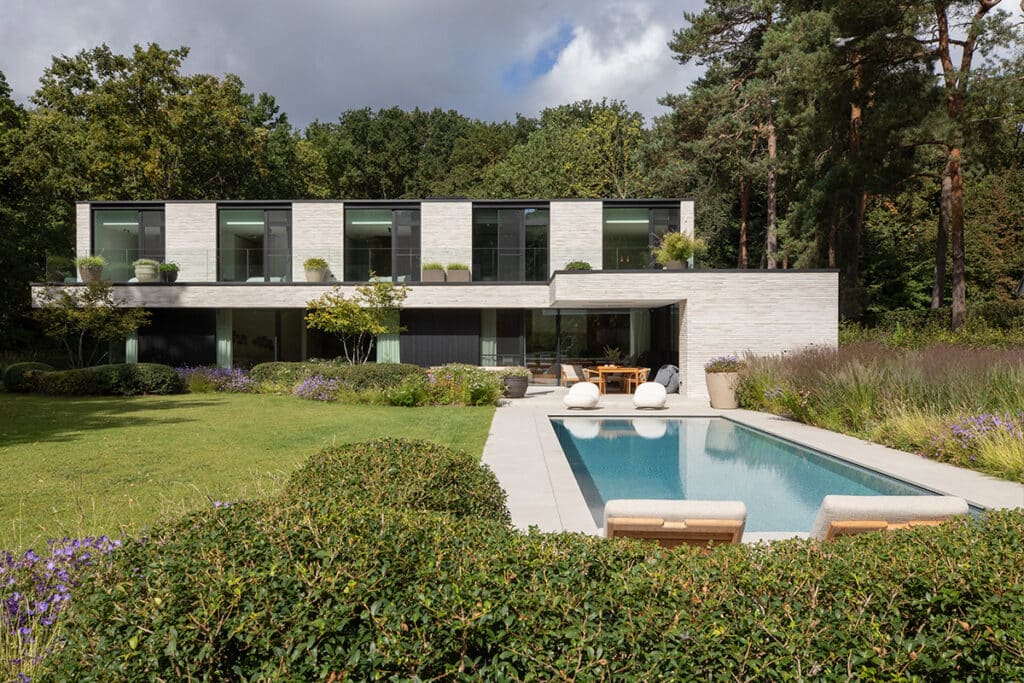 Minimalistisch design zwembad met strakke lijnen bij moderne villa